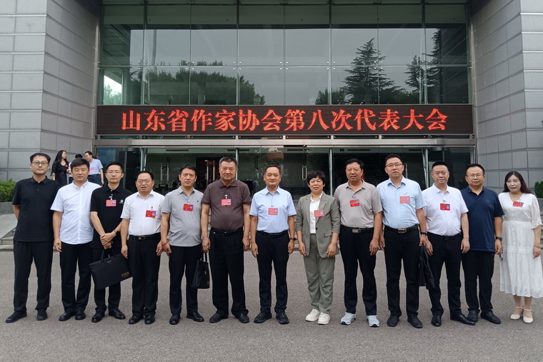 作协代表合影图片.jpg