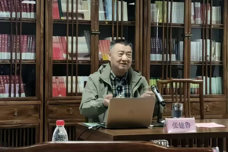 1774858989160766.jpg 张主席进行讲座.jpg